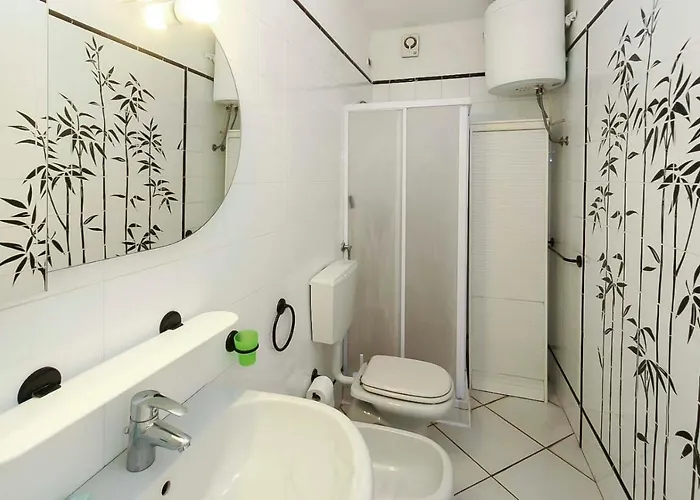 Il Porto 13 E 16 Порт-Аццурро