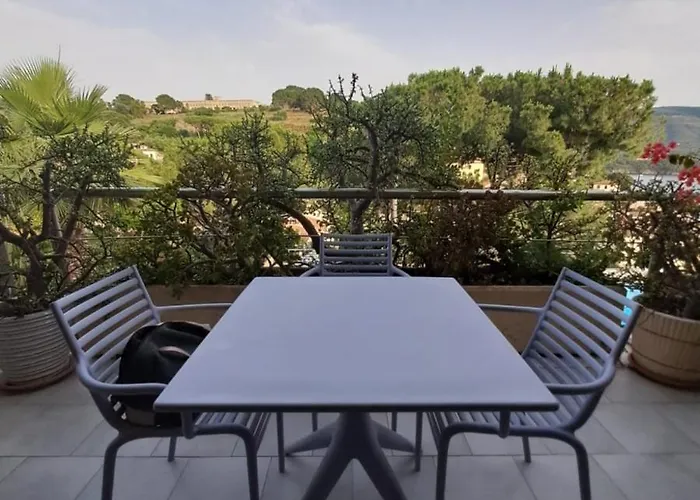 Il Porto 13 E 16 Порт-Аццурро